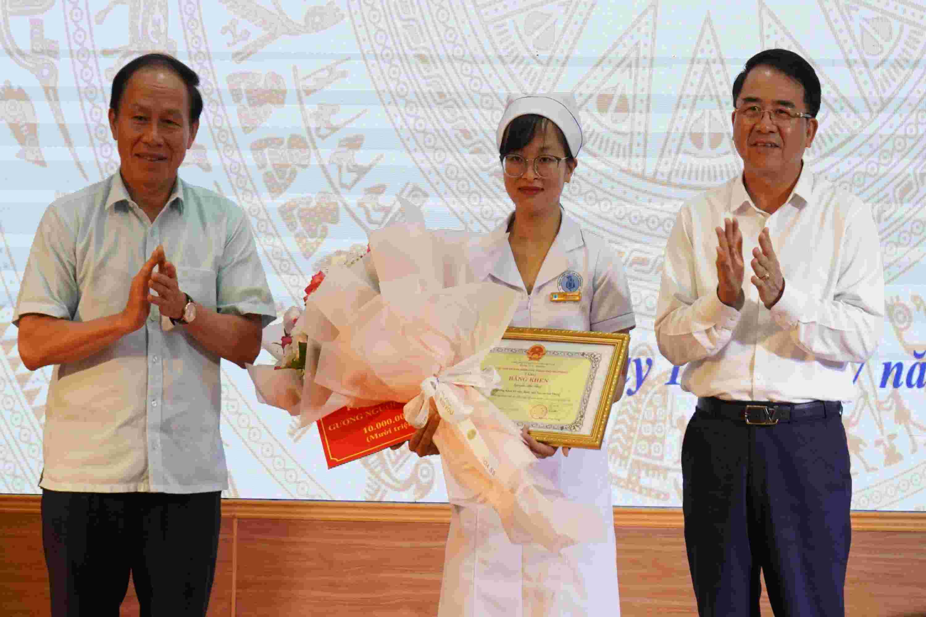 Lanh dao TP.Hai Phong khen thuong dieu duong cuu chau be so sinh 7 ngay tuoi bi ngung tho, ngung tim. Anh: Mai Dung