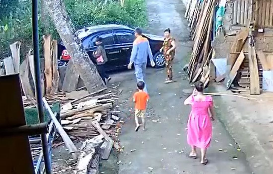 Sản phụ T.T.N rời nhà lên bệnh viện trong tình trạng sức khỏe bình thường. Ảnh cắt từ clip do gia đình cung cấp