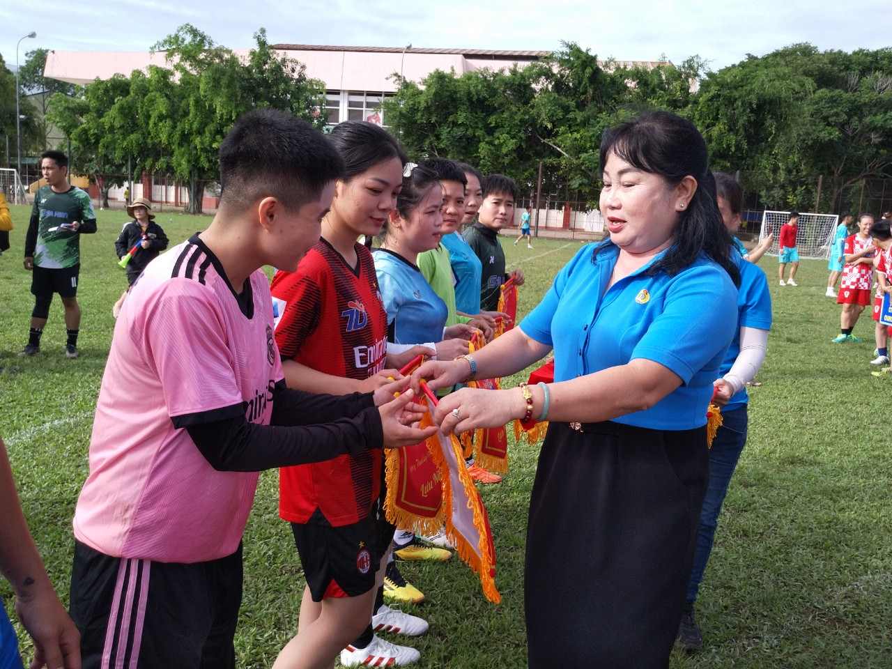 Chairman of Long An Provincial Industrial Park Trade Union presented flags to the teams. Photo: Ky Quan