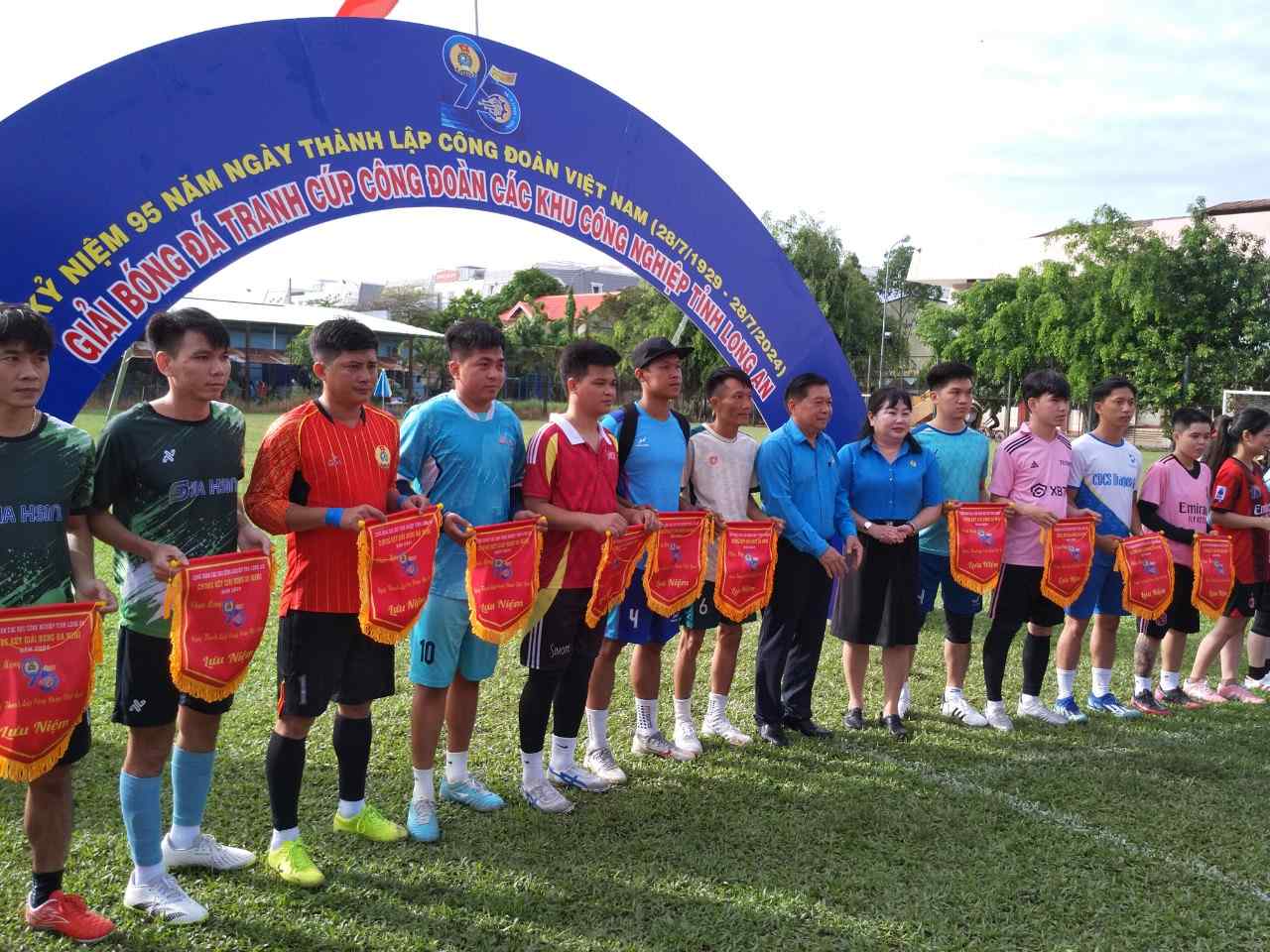 The teams took souvenir photos with leaders of the Long An Provincial Labor Confederation and the Provincial Industrial Park Trade Union. Photo: Ky Quan