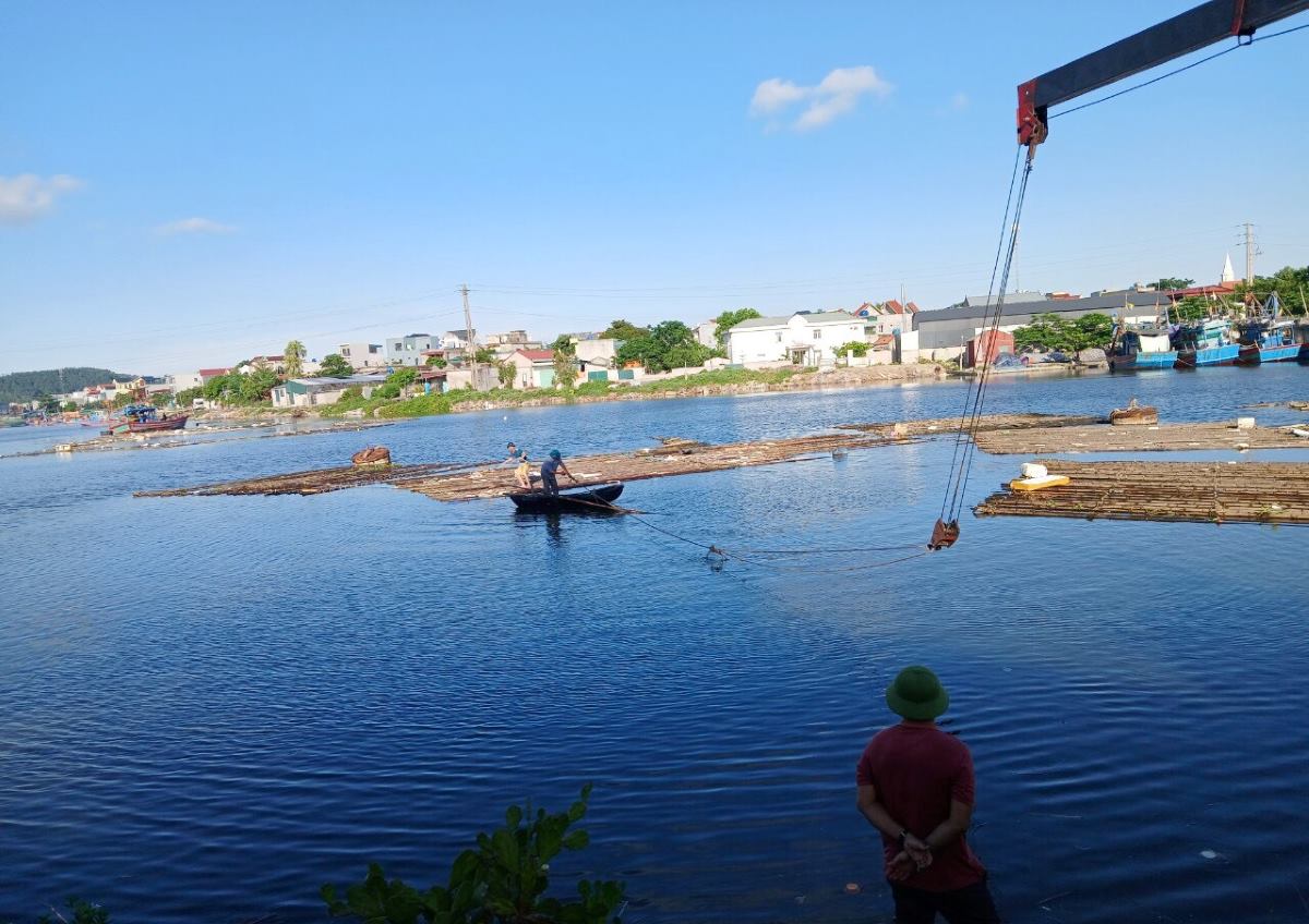 To date, the authorities have pulled nearly 50 rafts out of the encroached area. Photo: Le Thang