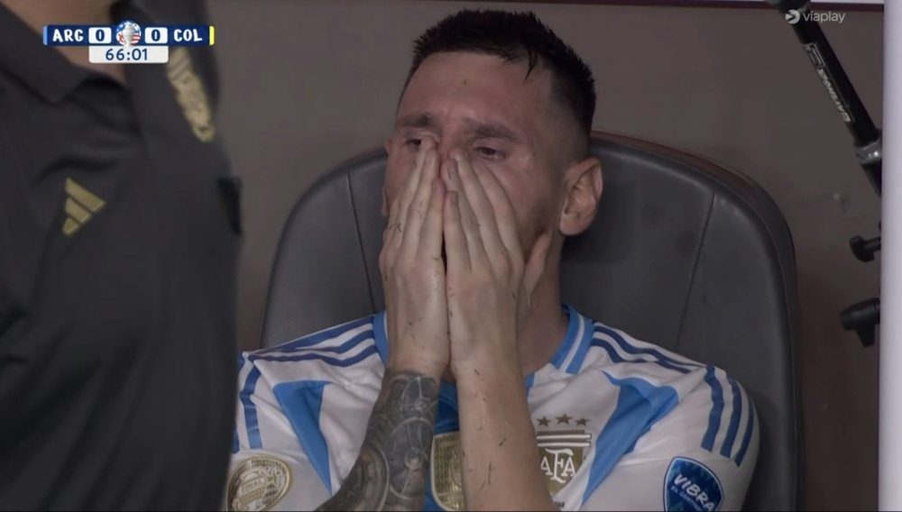 Lionel Messi had to leave the field due to injury. Photo: Cut from video