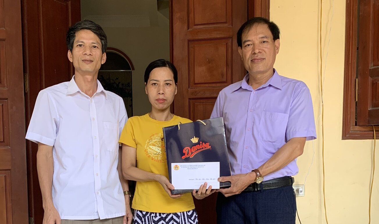 家族のメンバーであるNguyen Viet Chienは、労働組合レベルから支持を受けました。写真：CDH