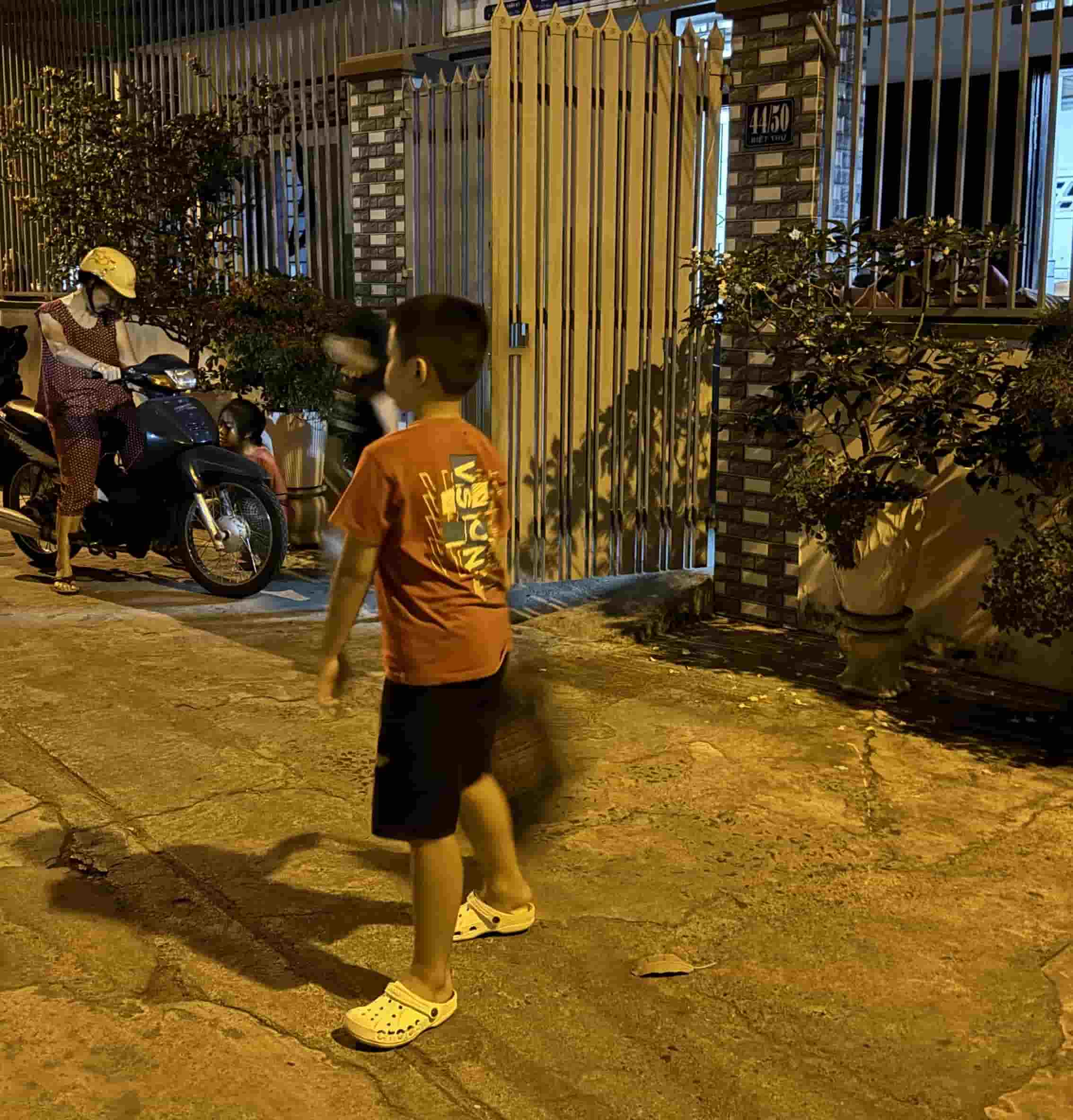 Hình ảnh người dân cung cấp về việc dạy thêm, học thêm tại nhà riêng của cô giáo tên H. Ảnh: Hữu Long