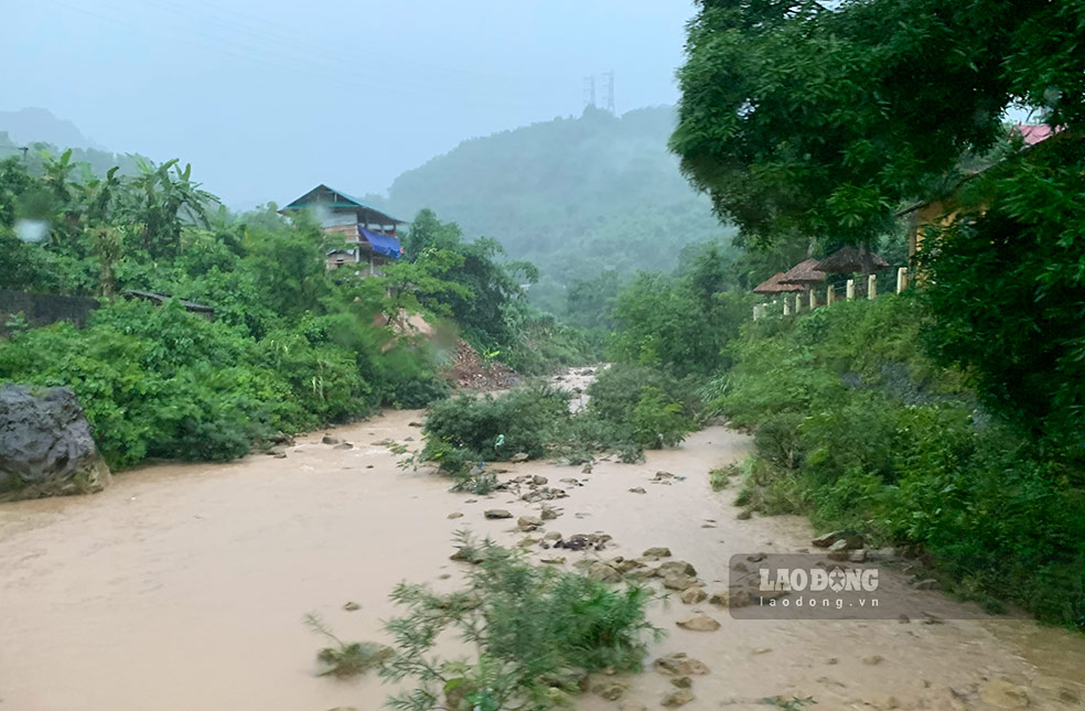 A stream in Son La changes color during heavy rain. Photo: Y Yen