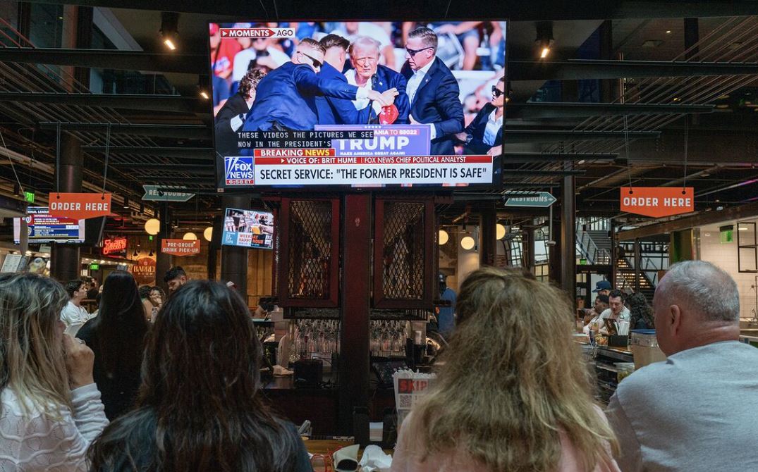 Khách hàng xem tin tức về vụ ám sát ông Donald Trump tại một quán bar ở Milwaukee, Mỹ, ngày 13.7.2024. Ảnh chụp màn hình