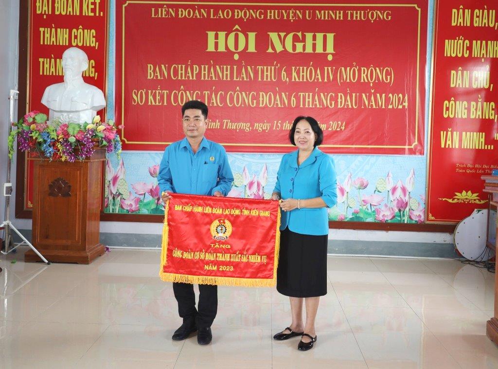 Phó Chủ tịch LĐLĐ tỉnh Trang Thị Bích Ngọc tặng Cờ thi đua cho CĐCS Xã Hòa Chánh có thành tích xuất sắc trong phong trào thi đua và hoạt động Công đoàn năm 2023. Ảnh: Mỹ Linh