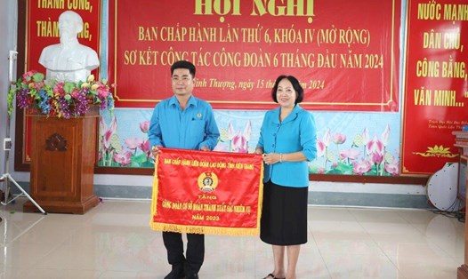 Phó Chủ tịch LĐLĐ tỉnh Trang Thị Bích Ngọc tặng Cờ thi đua cho CĐCS Xã Hòa Chánh có thành tích xuất sắc trong phong trào thi đua và hoạt động Công đoàn năm 2023. Ảnh: Mỹ Linh