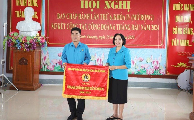 Phó Chủ tịch LĐLĐ tỉnh Trang Thị Bích Ngọc tặng Cờ thi đua cho CĐCS Xã Hòa Chánh có thành tích xuất sắc trong phong trào thi đua và hoạt động Công đoàn năm 2023. Ảnh: Mỹ Linh