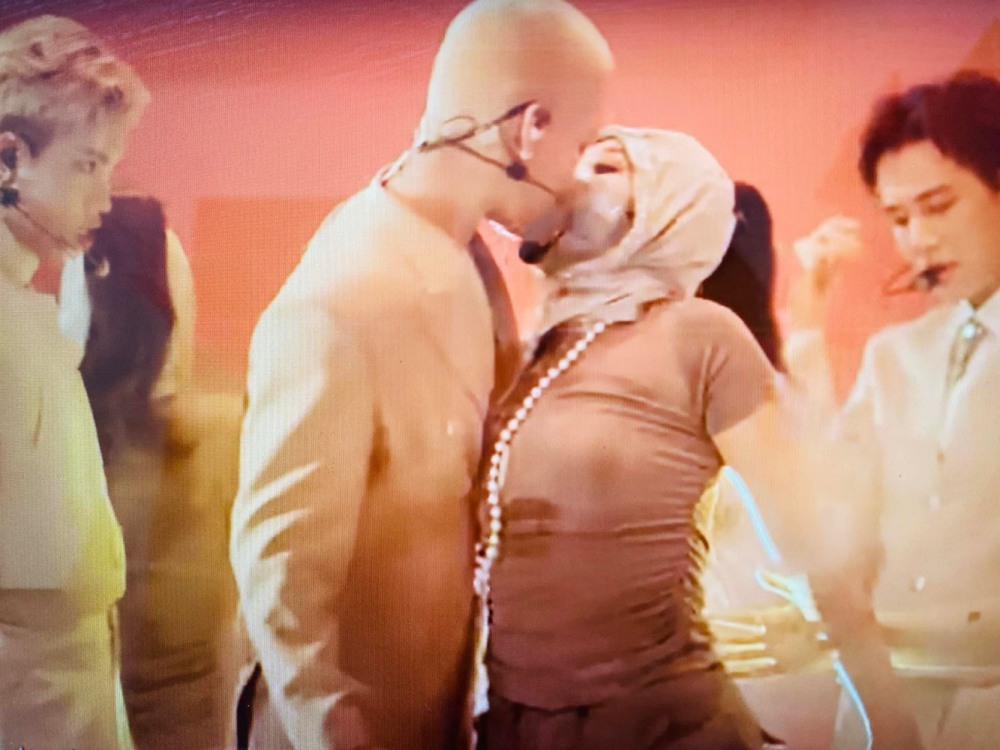 Một động tác vũ đạo ở tiết mục Hút trong Anh trai say hi. Ảnh: Chụp màn hình