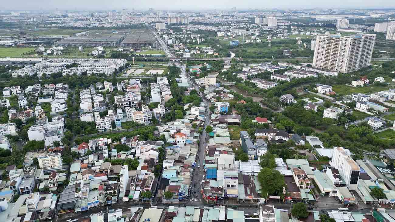 The section of Do Xuan Hop street from Nguyen Duy Trinh to the expressway intersection has not been expanded. Photo: Huu Chanh