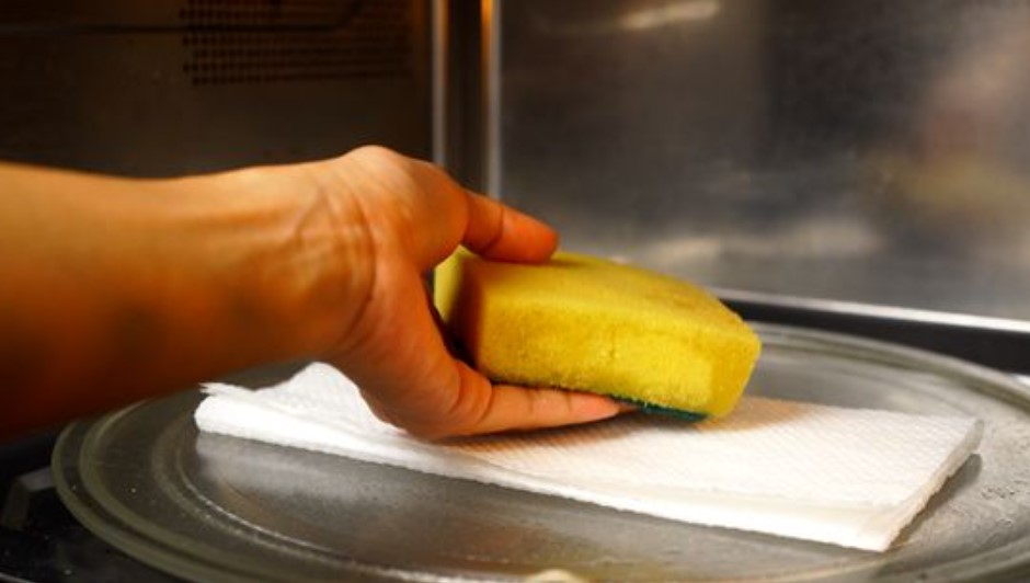 Vệ sinh mút rửa bát thường xuyên để loại bỏ vi khuẩn có hại cho sức khỏe. Ảnh: Pixabay