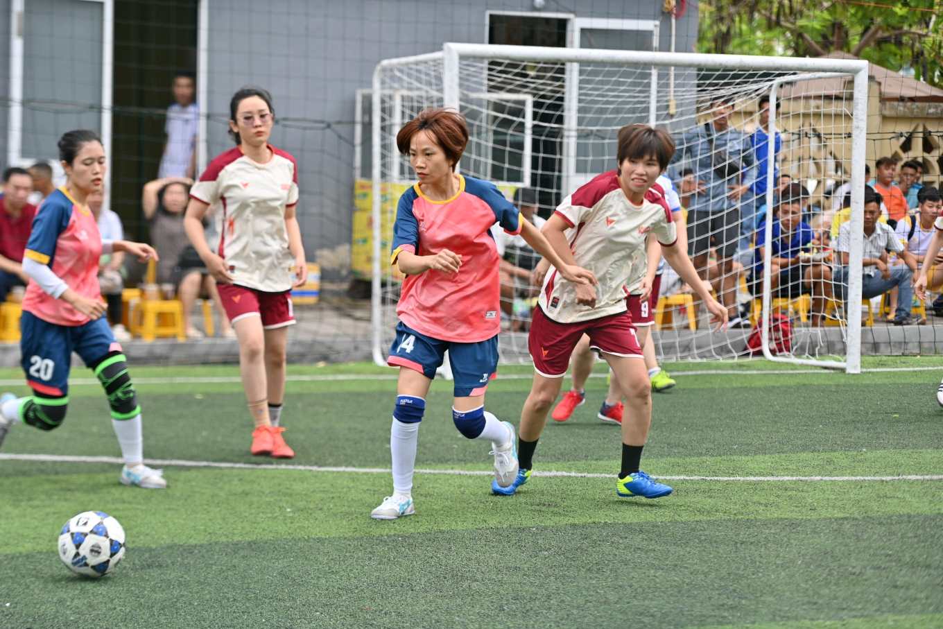 Đoàn viên Khánh Hòa hào hứng thi tài giải bóng đá chào mừng 95 năm ngày thành lập Công đoàn Việt Nam. Ảnh: Phương Linh