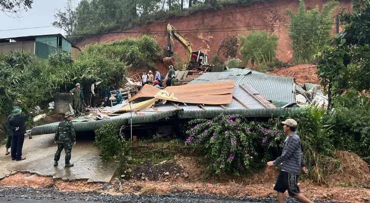 The house of union member Dang Quang Lanh and Nguyen Thi Thu collapsed and was buried. Photo: DUC LAM