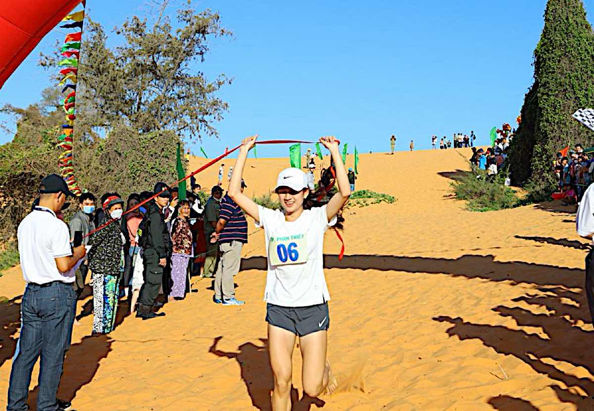 An athlete reached the finish line of the running race organized by Phan Thiet City People's Committee. Photo: Duy Tuan