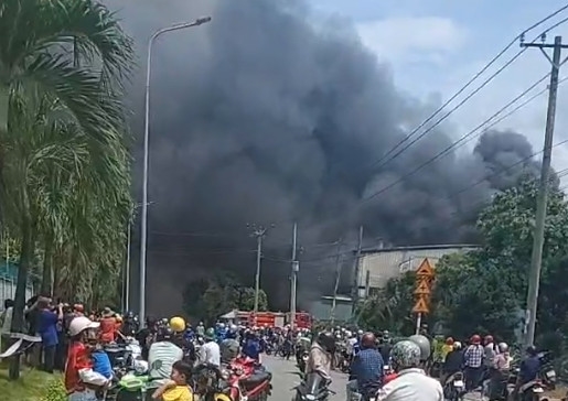 Black smoke covered the factory. Photo: Duong Binh