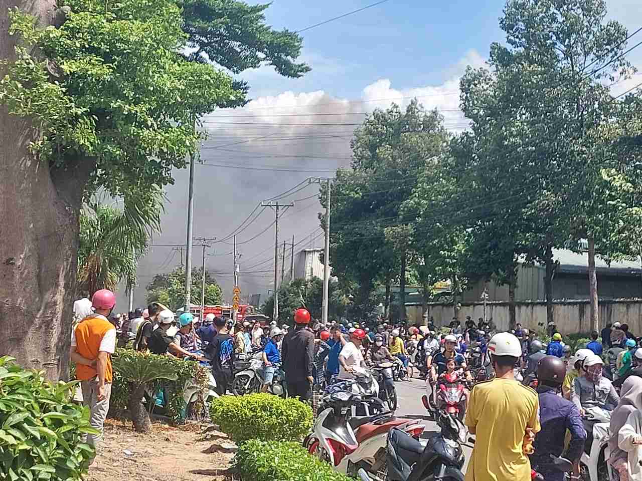 Authorities are trying to put out the fire. Photo: Duong Binh