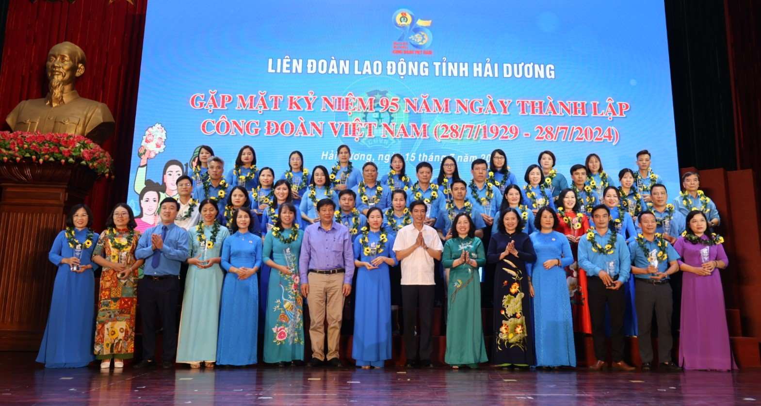 Permanent Vice Chairman of the Vietnam General Confederation of Labor rewarded outstanding union officials. Photo: Dieu Thuy