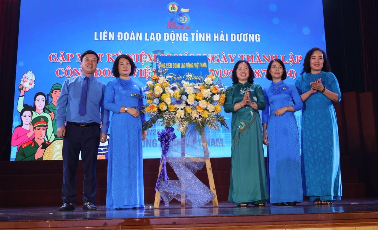 Phó Chủ tịch Thường trực Tổng LĐLĐ Việt Nam (thứ ba, từ phải sang) tặng hoa chúc mừng đội ngũ lãnh đạo, cán bộ công đoàn tỉnh Hải Dương. Ảnh: Diệu Thúy