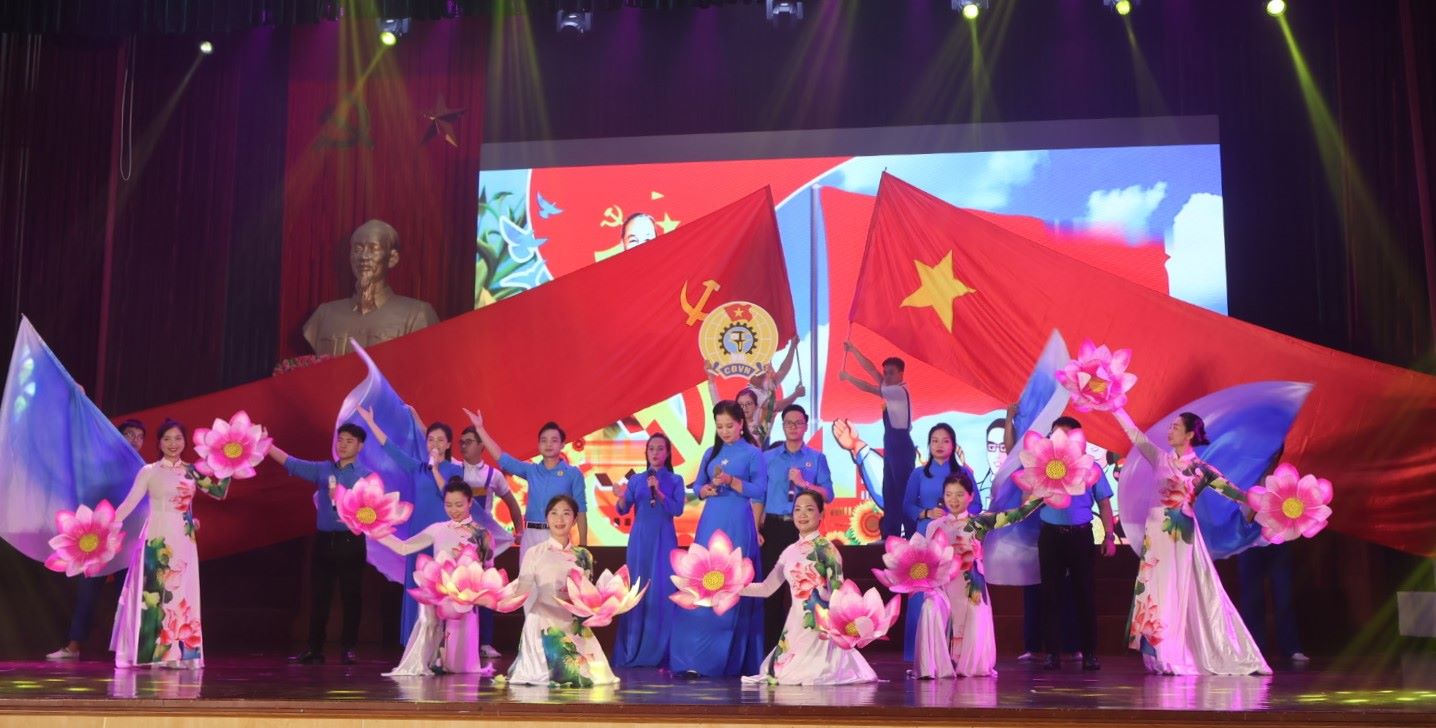 Performing arts performance at the 95th Anniversary of the Establishment of the Vietnam Trade Union. Photo: Dieu Thuy