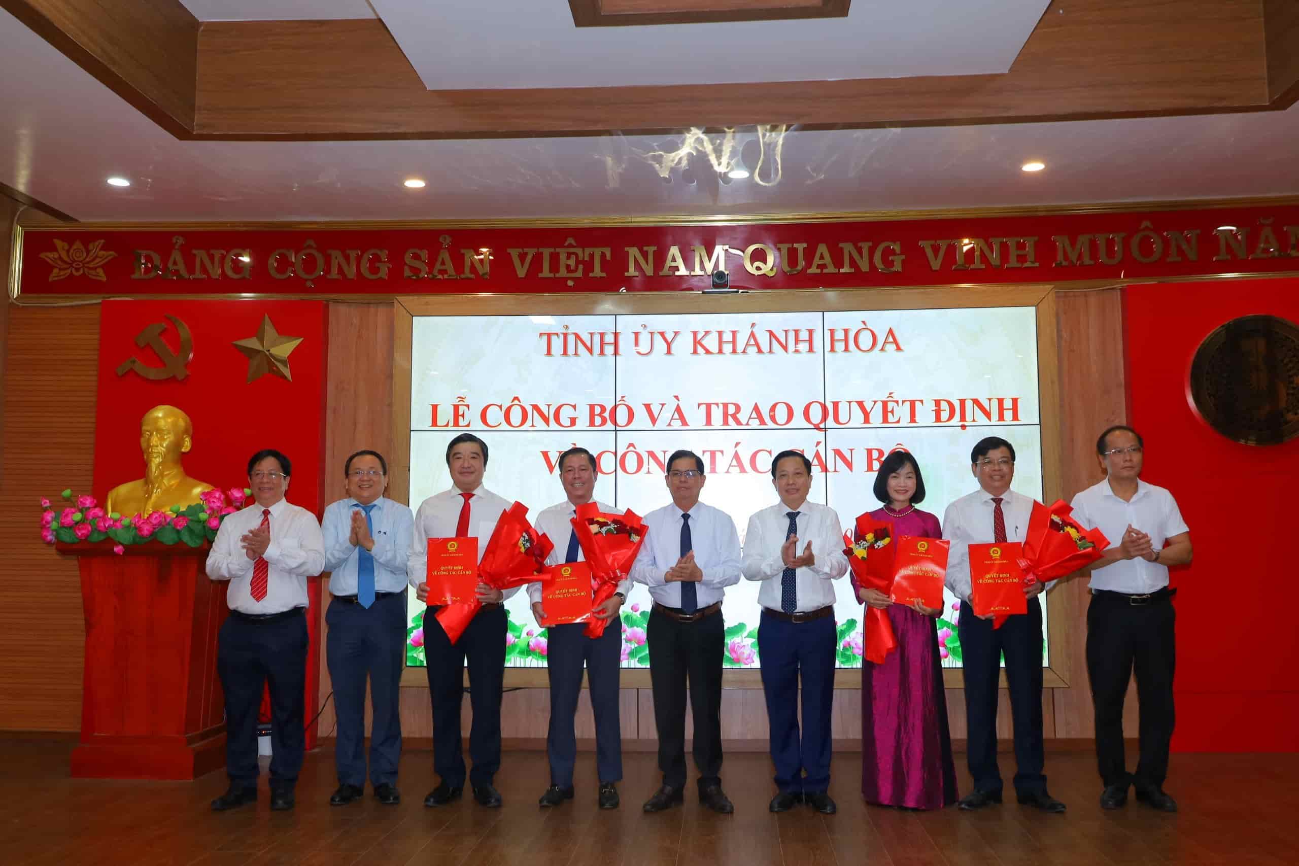 Phó Giám đốc Chi nhánh Vietcombank (thứ 3 từ phải sang) được bổ nhiệm chức Phó Giám đốc Sở KHĐT tỉnh Khánh Hòa. Ảnh: Nha Trang 