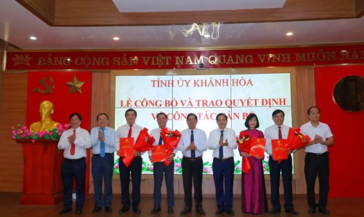 Phó Giám đốc Chi nhánh Vietcombank (thứ 3 từ phải sang) được bổ nhiệm chức Phó Giám đốc Sở KHĐT tỉnh Khánh Hòa. Ảnh: Nha Trang