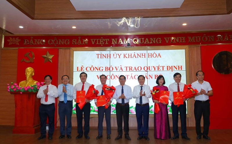 Phó Giám đốc Chi nhánh Vietcombank (thứ 3 từ phải sang) được bổ nhiệm chức Phó Giám đốc Sở KHĐT tỉnh Khánh Hòa. Ảnh: Nha Trang
