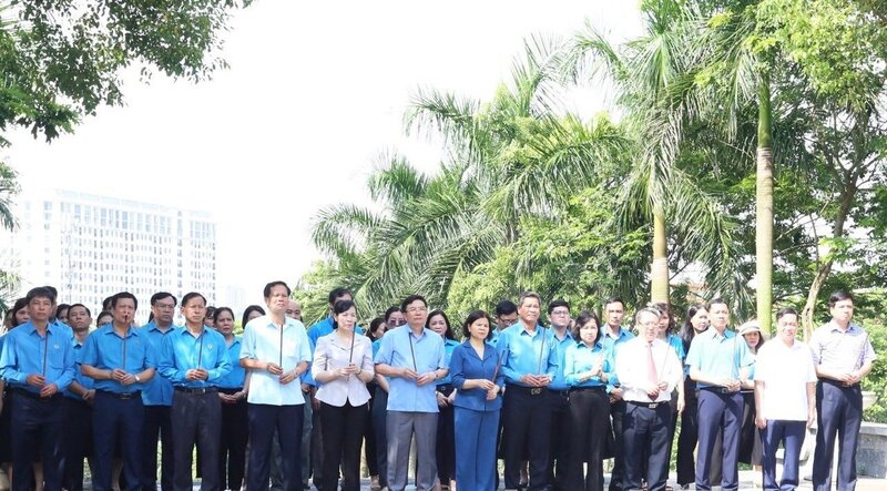 Cac dai bieu dang huong tuong niem dong chi Hoang Quoc Viet. Anh: LDLD tinh Bac Ninh.