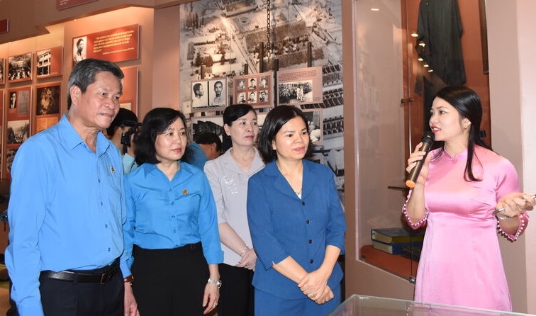 Các đại biểu tham quan Nhà trưng bày tư liệu, hiện vật về thân thế, sự nghiệp đồng chí Hoàng Quốc Việt. Ảnh: Văn Quân