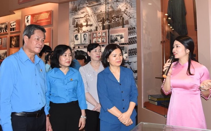 Các đại biểu tham quan Nhà trưng bày tư liệu, hiện vật về thân thế, sự nghiệp đồng chí Hoàng Quốc Việt. Ảnh: Văn Quân