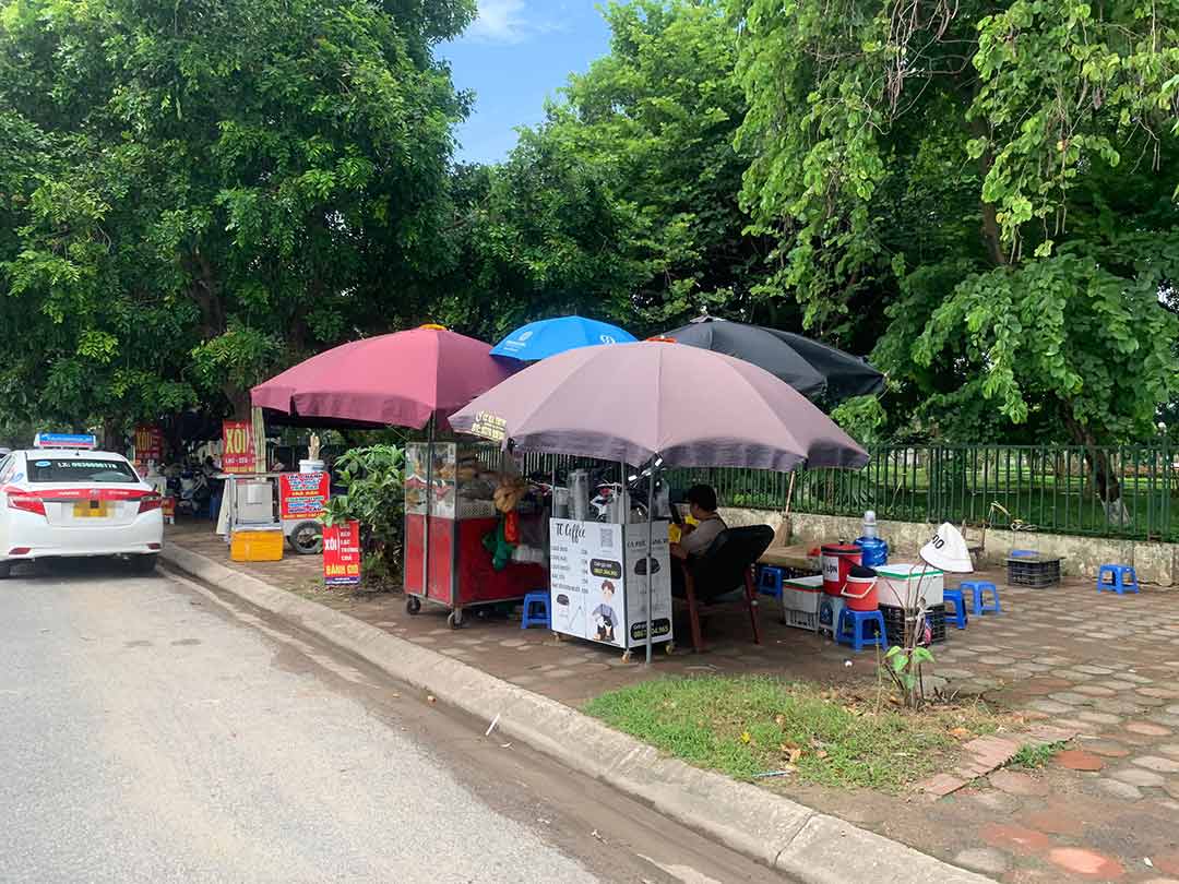 Hàng quán chiếm trọn vỉa hè tại khu vực được đề xuất thí điểm đường dành cho xe đạp. Ảnh: Nhật Minh