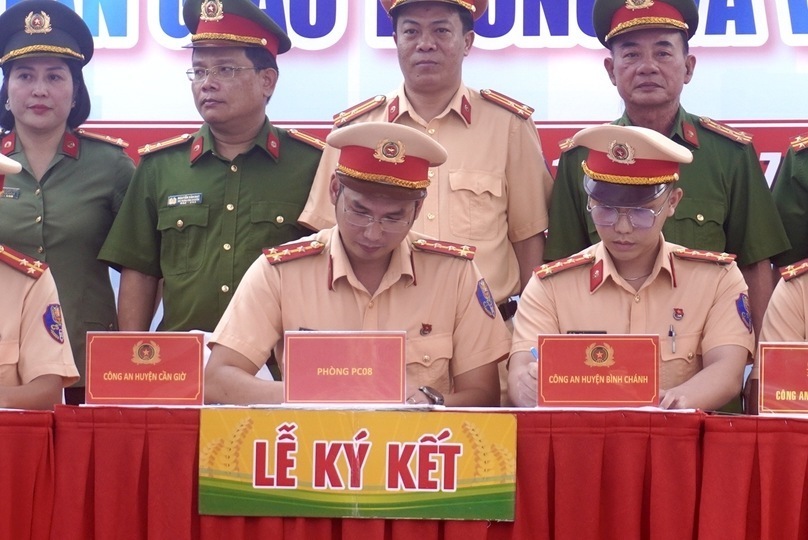 Organize a coordination signing between the Youth Union of the Ho Chi Minh City Police Department of Traffic Police and the Youth Union of the Traffic and Traffic Police Team of 21 districts, Thu Duc City. Photo: Ly Linh.