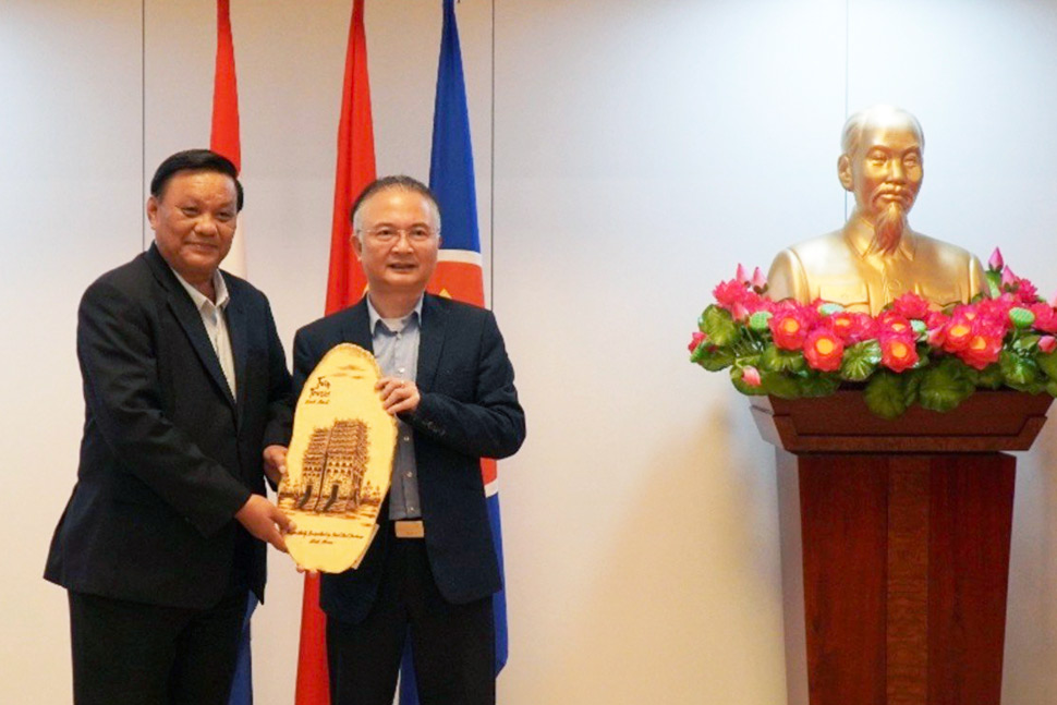 Binh Dinh 지방당위원회의 부회장 인 Le Kim Toan은 네덜란드 씨 Ngo Huong Nam의 베트남 대사에게 기념품을 발표했습니다. 사진 : Truong Chuong