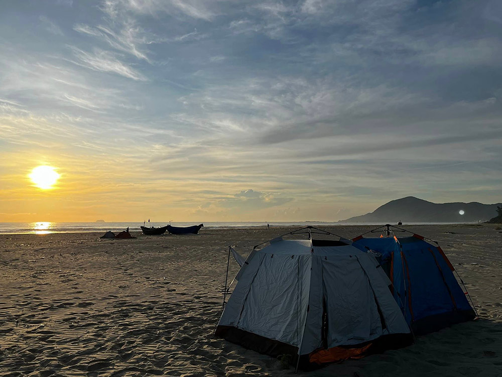 The group set up a tent to sleep overnight on Thien Cam beach, Ha Tinh during their trip across Vietnam. Photo: NVCC