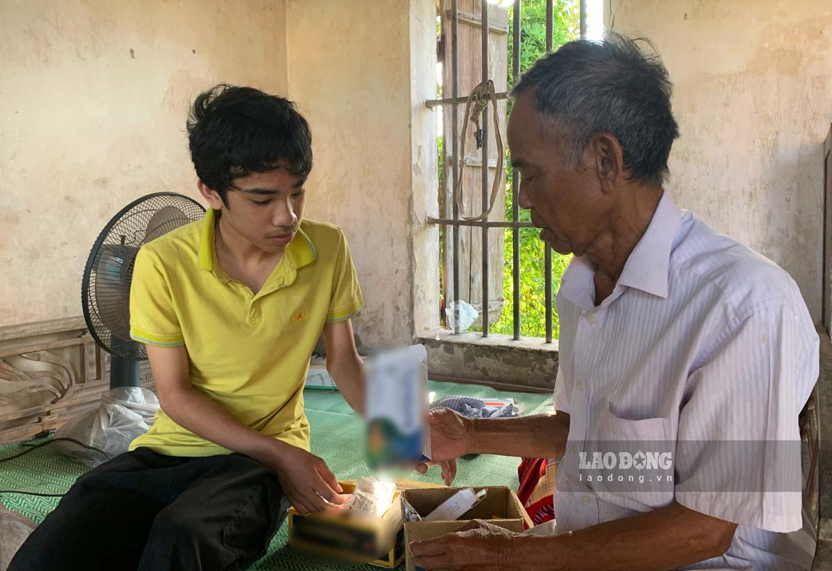 Thủ giúp bố lấy thuốc để uống. Ảnh: Lương Hà