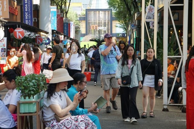 Du khách trong và ngoài nước tham quan các điểm du lịch nổi tiếng ở TPHCM. Ảnh: Thanh Chân
