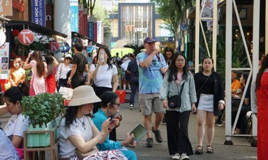 Du khách trong và ngoài nước tham quan các điểm du lịch nổi tiếng ở TPHCM. Ảnh: Thanh Chân