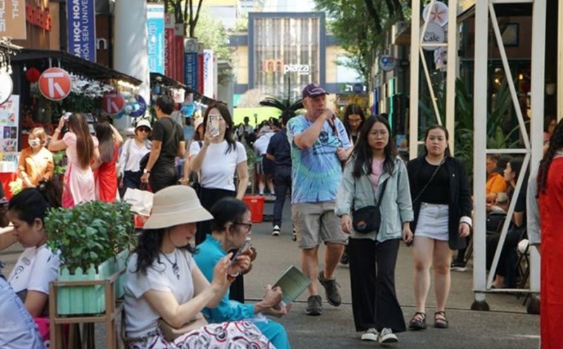 Du khách trong và ngoài nước tham quan các điểm du lịch nổi tiếng ở TPHCM. Ảnh: Thanh Chân