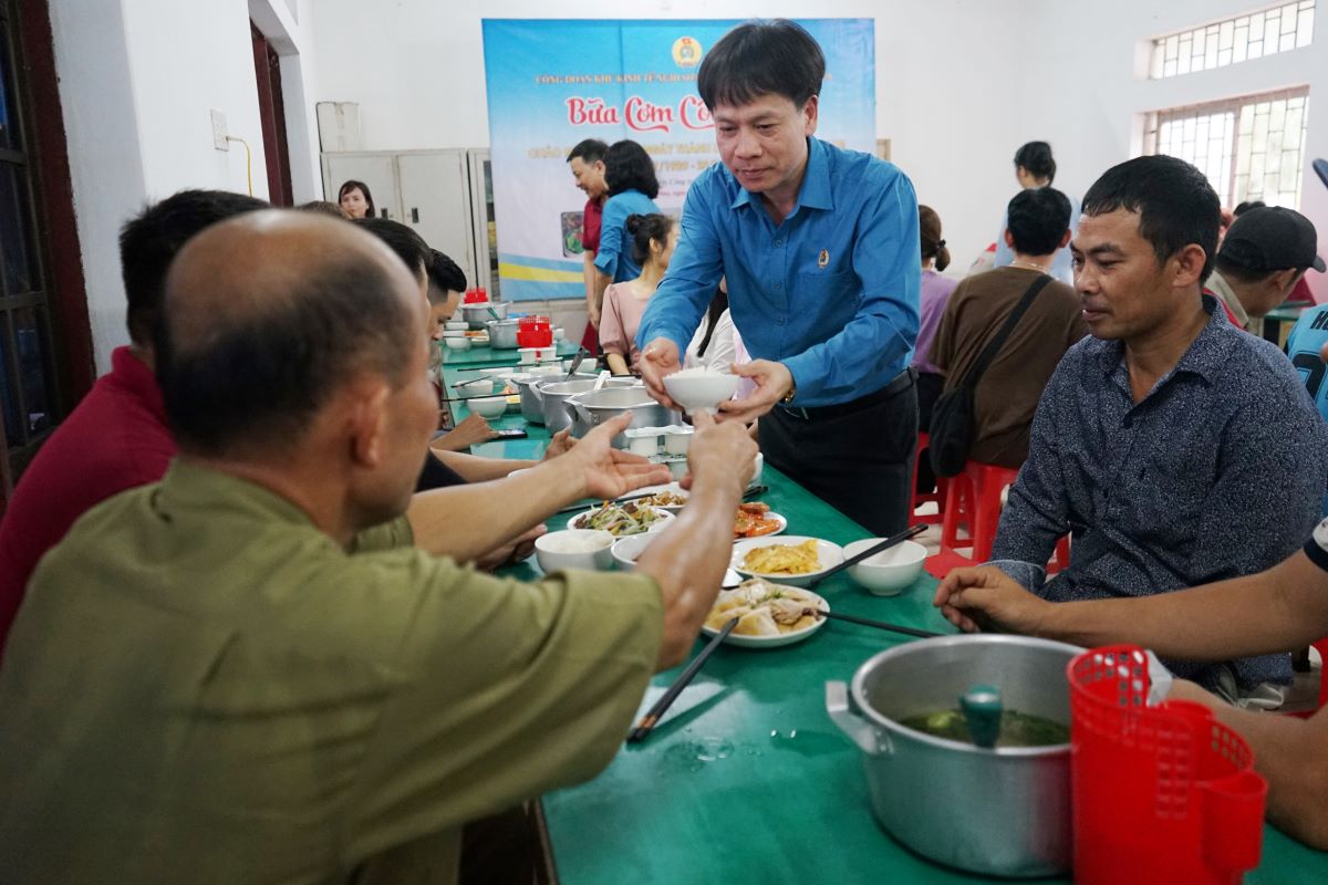 Ông Nguyễn Minh Cảnh - Phó Chủ tịch LĐLĐ tỉnh Thanh Hóa trực tiếp xới cơm mời công nhân lao động tại nhà ăn công ty. Ảnh: Quách Du