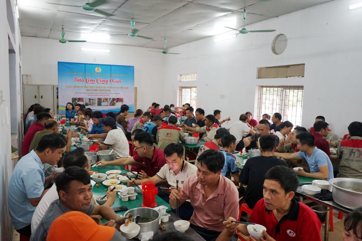 Organize "Trade Union Meal" for union members and workers at