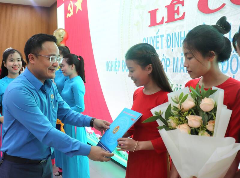 LĐLĐ quận Hải Châu, Đà Nẵng ra mắt 11 Nghiệp đoàn các nhóm mầm non độc lập. Ảnh: Nguyễn Linh