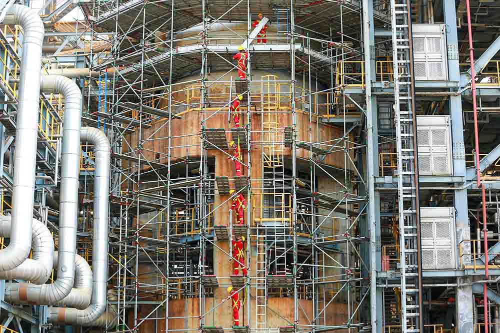 Người lao động của Petrovietnam trên công trường bảo dưỡng tổng thể lần thứ 5 của Nhà máy lọc dầu Dung Quất. Ảnh: PVN