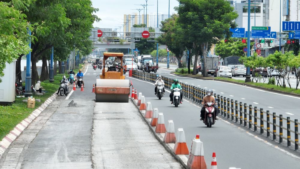 Người dân lưu thông trên tuyến đường này cũng rất ủng hộ đối với việc xóa dải phân cách, mở rộng làn đường. Anh Lâm Hoàng (ngụ Quận 5) cho biết: “Việc chia nhỏ làn xe máy dẫn đến diện tích hẹp, nhiều khi xe phía sau chạy vượt lên dễ va chạm. Tôi nghĩ bỏ dải phân cách đi là hợp lí, đường rộng và thoáng hơn di chuyển cũng an toàn“, anh Hoàng nói. Ảnh: Anh Tú