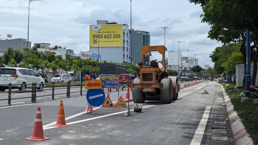 Theo ghi nhận của phóng viên Lao Động, bên trong làn đường xóa bỏ dải phân cách, các công nhân cùng máy móc thiết bị đang thi công san bằng lại mặt đường. Ảnh: Anh Tú