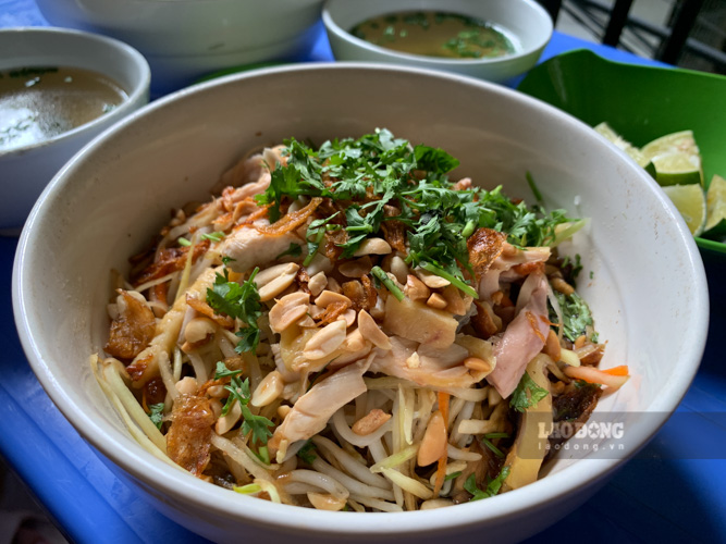 Full portion at chicken pho "3 brothers". Photo: Minh Thuong