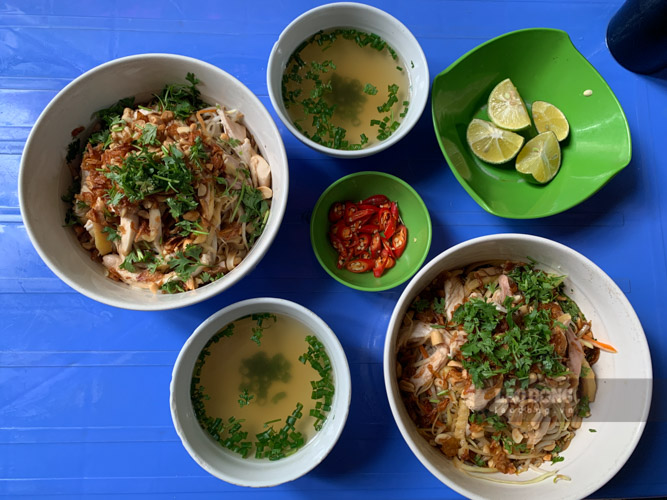 Mixed chicken pho "3 brothers". Photo: Minh Thuong