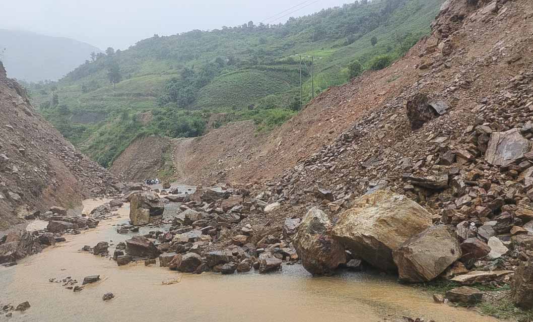 Rien que pendant les premieres pluies de la saison des pluies des dizaines de points de glissement de terrain se sont produits a Dien Bien avec des centaines de milliers de blocs de terre et de roches enfouissant la chaussee. Photo : Quang Huy