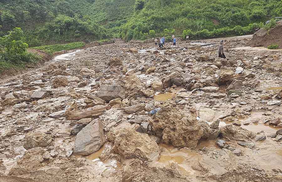 Prolonged heavy rain caused landslides, causing hundreds of blocks of soil and rock to spill onto the road.