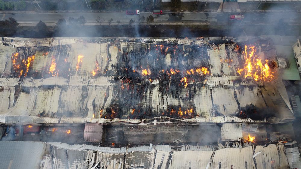 Hiện trường vụ cháy công ty gỗ.