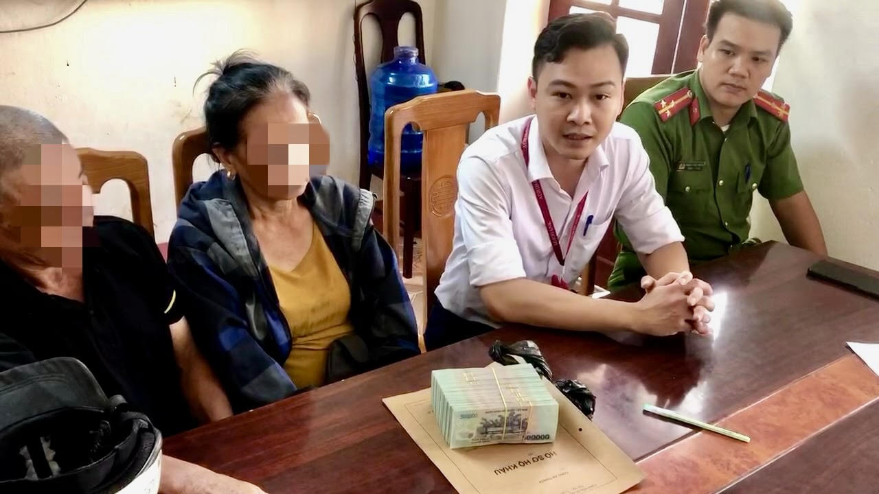 Cán bộ Agribank Chi nhánh huyện Yên Định Thanh Hóa – Phòng giao dịch Kiểu ngăn chặn kịp thời vụ lừa đảo. Ảnh: Agribank